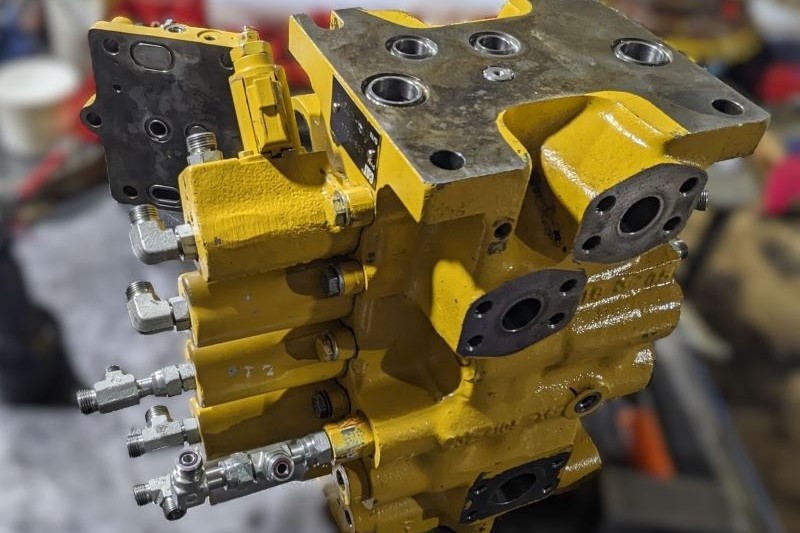 ремонт распределителя экскаватора Катерпиллер